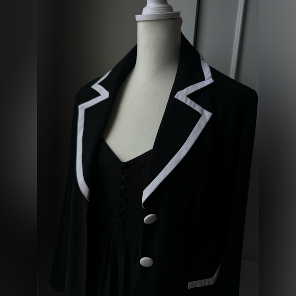 Woman’s Black & White Signature Suit Size 8 - Picture 2 of 5